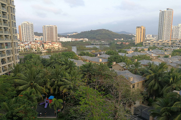 在民宿房间内阳台上看到的河景.jpg